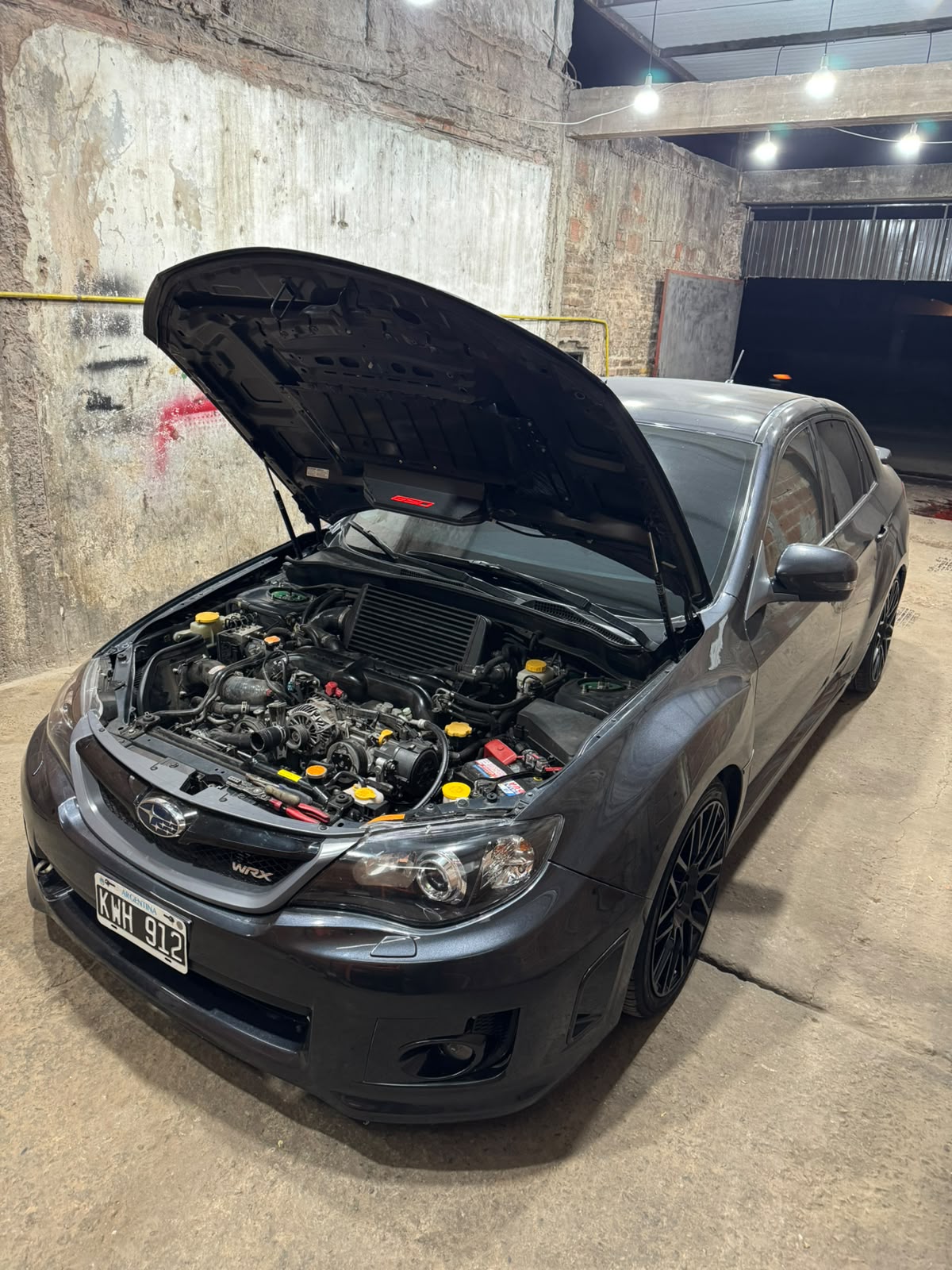 Auto con capot abierto mostrando trabajo de VRT Swaps